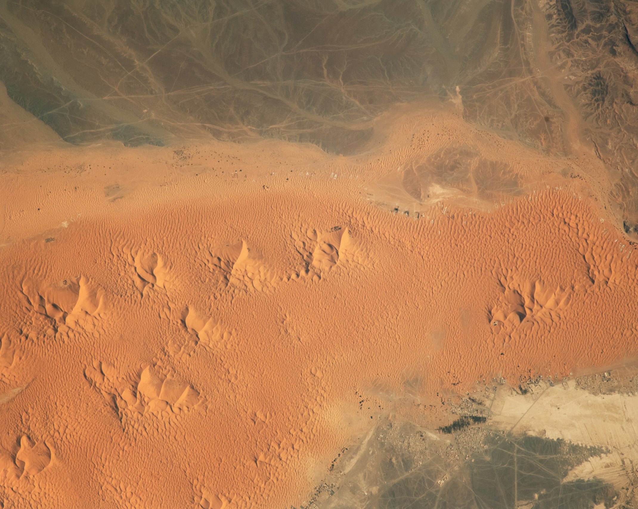 NASA показала гигантские звёздные дюны Сахары, снятые из космоса